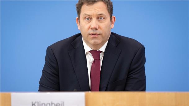 Brüssel steht Deutschlands Mega-Schulden-Plänen nicht im Weg Das Bundesfinanzministerium hat den mittelfristigen finanzpolitisch-strukturellen Plan im Juli in Brüssel eingereicht.