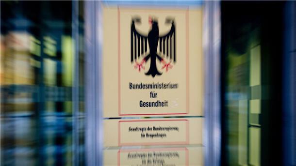 Das Bundesgesundheitsministerium muss sich bei der Auftragsvergabe für die Corona- Impfkampagne Kritik anhören.
