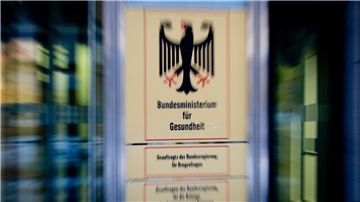 Das Bundesgesundheitsministerium muss sich bei der Auftragsvergabe für die Corona- Impfkampagne Kritik anhören.