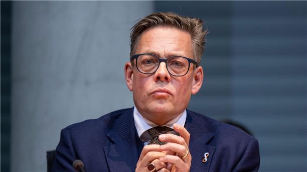 Von Notz über Maaßen: Dienstrechtliche Konsequenzen prüfen Das Bundesinnenministerium müsse auch dienstrechtlich auf den Fall Maaßen einen genauen Blick werfen und gegebenenfalls entsprechende Konsequenzen ziehen, so Konstantin von Notz (Grüne).