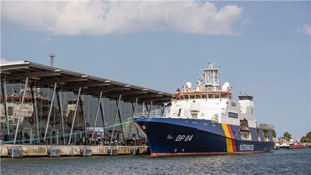 Einsatzschiff der Bundespolizei auf „Neustadt“ getauft Das Bundespolizeischiff BP 84 „Neustadt“ liegt am Kreuzfahrtterminal Warnemünde.