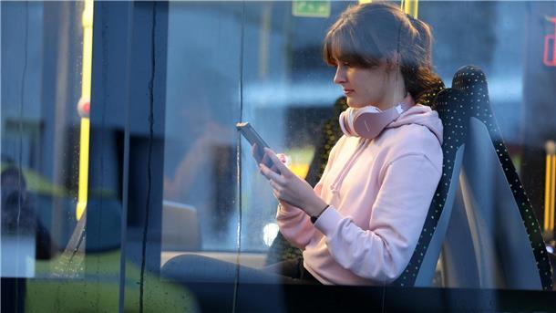 Das Busfahren in der Wesermarsch soll verbessert werden. Laut der SPD-Landtagsabgeordneten Karin Logemann investiert das Land viel Geld für neue Haltestellen und Fahrzeuge.