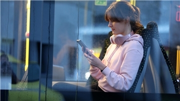 Das Busfahren in der Wesermarsch soll verbessert werden. Laut der SPD-Landtagsabgeordneten Karin Logemann investiert das Land viel Geld für neue Haltestellen und Fahrzeuge.