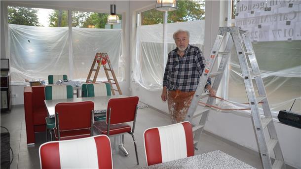 Investor Helmut Hödl packt kräftig bei den Restarbeiten in seinem Café im Stil der 50er Jahre mit an.