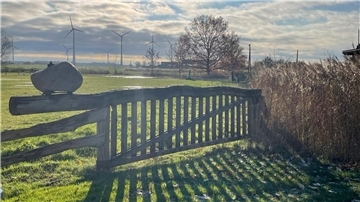 Das Cappeler Unternehmen Ehler Holzbau hat die sieben Tore gebaut, die auf dem Deichverteidigungsweg zwischen Wremen und Imsum installiert wurden. Der Stein erleichtert das Öffnen der Tore.
