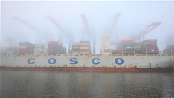 Strittiger Hafendeal in Hamburg mit Cosco Das Containerschiff „Cosco Pride“ liegt im dichten Nebel am Containerterminal Tollerort im Hamburger Hafen.