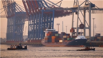 Das Containerschiff „Spirit“ liegt im Hamburger Hafe. Der Kriedg in der Ukraine und die Inflation machen der Weltwirtschaft zu schaffen.