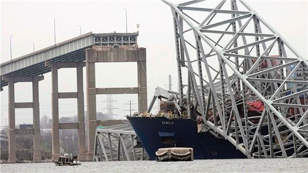 Brückeneinsturz in Baltimore: Ermittlungen dauern an Das Containerschiff steckt unter einem Teil der Francis Scott Key Bridge fest.