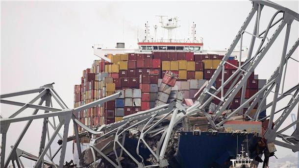 Brückeneinsturz in Baltimore: Was wir wissen - und was nicht Das Containerschiff steckt unter einem Teil der Francis Scott Key Bridge fest.