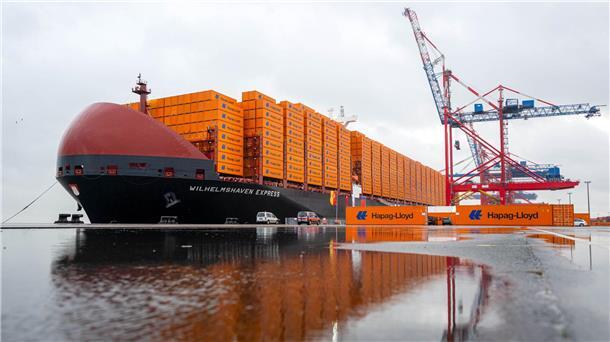 Hapag-Lloyd tauft Megafrachter „Wilhelmshaven Express“ Das Containerschiff „Wilhelmshaven Express“ der Reederei Hapag-Lloyd soll künftig regelmäßig den JadeWeserPort anlaufen.