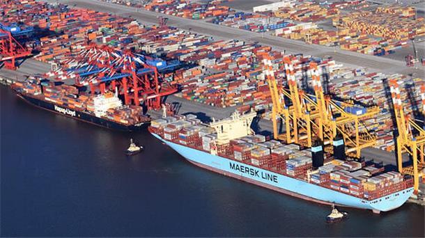 Das Containerterminal in Bremerhaven: Die Seehäfen im Land Bremen sind entscheidend für die regionale und nationale Wirtschaft. Ihre Finanzierung und Weiterentwicklung sind für die Zukunft des Landes von zentraler Bedeutung, betont die Handelskammer Bremen – IHK für Bremen und Bremerhaven, auch im Hinblick auf den neuen Koalitionsvertrag.