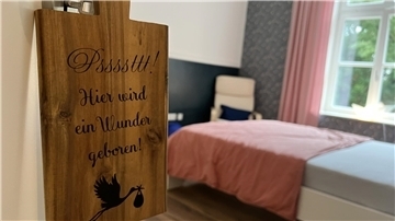 Das Schild mit der Aufschrift "Pssst, hier wird ein Wunder geboren", hängt an der Tür eines der beiden Geburtsräume.