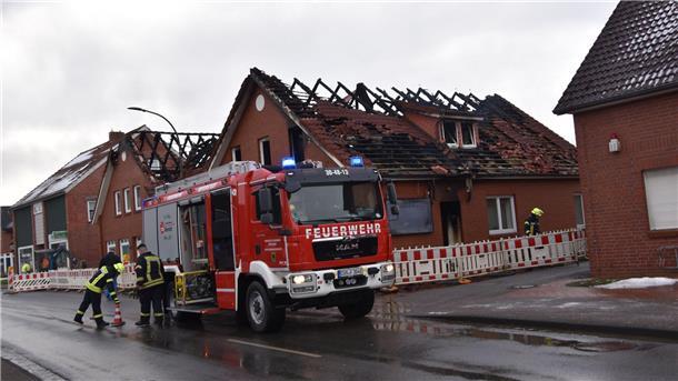 Mit Video: Feuer in Beverstedt - Mann verletzt sich bei Sprung lebensgefährlich Das Dach des Hauses ist komplett niedergebrannt.