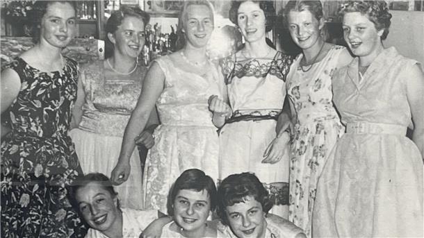 Neun junge Frauen in den 50er-Jahren.