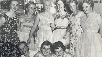 Neun junge Frauen in den 50er-Jahren.