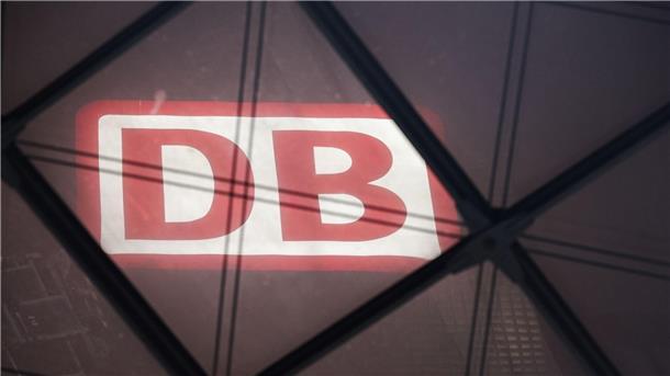 Arbeitsgericht: Lokführergewerkschaft darf streiken Das DB Logo am Berliner Hauptbahnhof.
