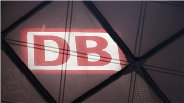 Das DB Logo am Berliner Hauptbahnhof.