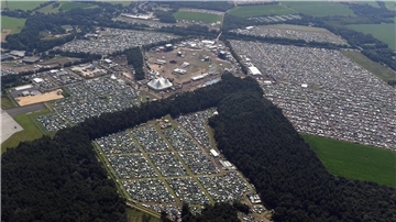 Das Deichbrand-Festival 2024 aus der Luft: Mit 60.000 Besuchern war die Rockcity Wanhöden auch in diesem Jahr ausgebucht.