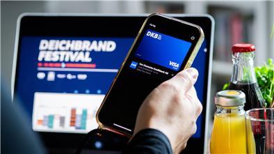 Handy mit Visakarte auf dem Display