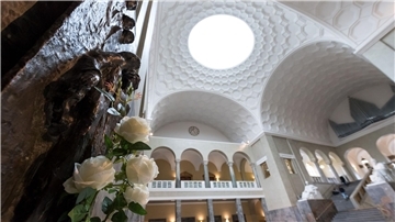 Das Denkmal für die Weiße Rose im Lichthof der Münchener Universität.