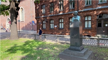 Das Denkmal für Johann Gottfried Herder (1744-1803) steht auf dem Herderplatz neben dem Rigaer Dom. Mit einem öffentlichen Gedenken hat Riga den 280. Geburtstag des deutschen Philosophen, Schriftstellers und Theologen gefeiert.