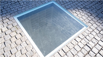 Das Denkmal zur Erinnerung an die Bücherverbrennung auf dem Bebelplatz in Berlin.