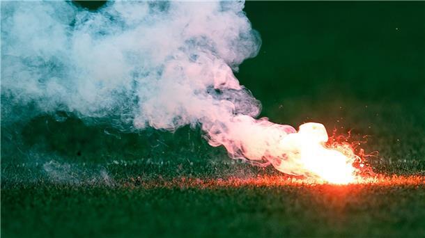 Bilder des Tages Das Derby zwischen Braunschweig und Hannover 96 wurde mehrmals wegen Pyrotechnik unterbrochen. In einer Szene warf Eintracht-Stürmer Ujah einen brennenden Feuerwerkskörper vom Platz.