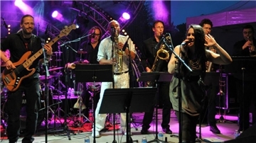 Das deutsch-französische Bandprojekt Funktomas & Four Funky French Friends kommt in den Pferdestall.