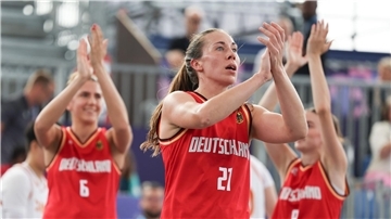 Das deutsche 3x3-Team ist bei Olympia auf Kurs Halbfinale.