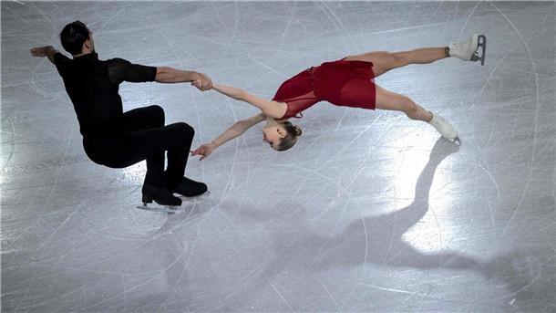 Das deutsche Eiskunstlauf-Paar Minerva Hase (r) und Nikita Wolodin hat den Sieg beim Grand-Prix-Finale geholt.