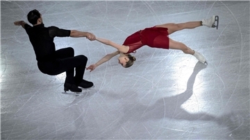 Das deutsche Eiskunstlauf-Paar Minerva Hase (r) und Nikita Wolodin hat den Sieg beim Grand-Prix-Finale geholt.