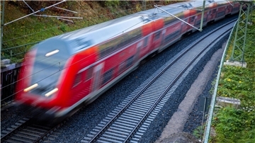 Das Deutschlandticket gilt als Nachfolger des im vergangenen Jahr auf drei Monate beschränkten 9-Euro-Tickets und soll Fahrten im öffentlichen Personennahverkehr einfacher und erschwinglicher machen.