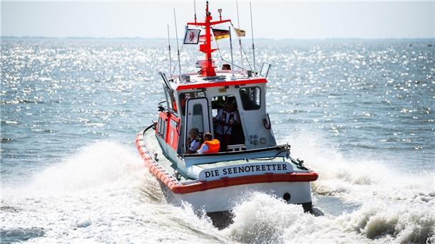 Das DGzRS-Boot „Peter Habig“ fährt vor der Küste von Wilhelmshaven.