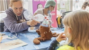 Das Dienstleistungszentrum Grünhöfe ist eine Teddybär-Klinik: So lernen die Kinder, dass sie vor einem Arztbesuch keine Angst zu haben brauchen.