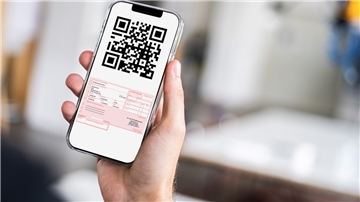 Das digitale Rezept startet am 1. Januar: Die Fotomontage zeigt, dass das Rezept per QR-Code abgerufen werden kann.