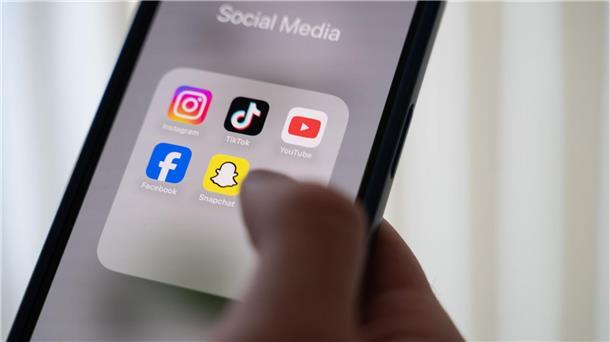 Das Display auf einem Smartphone zeigt verschiedene Social Media Apps an.
