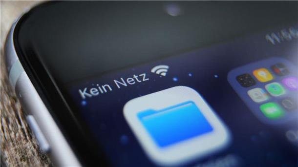 Deutschland checkt sein Netz - gemeinsam gegen Funklöcher Das Display dieses Smartphones zeigt die Meldung "Kein Netz" an. Um Funklöcher im Mobilfunknetz aufzuspüren, ruft die Rotenburger Kreisverwaltung die Bürger zur Beteiligung an einer bundesweiten Mobilfunkmesswoche auf.
