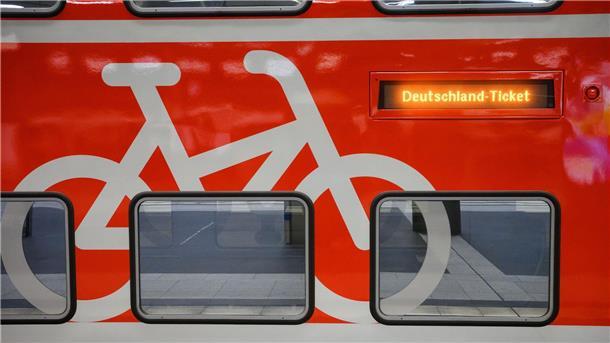 Das Display einer Regionalbahn zeigt das Wort „Deutschland-Ticket“ an.