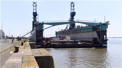 Das Dock V lag länger an der Columbuskaje als geplant. Nun ist es aber auf dem Weg nach Jamaika.