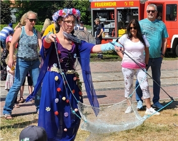 Das Dorffest lockte am Wochenende mehrere Hundert Besucher auf den Dorfplatz. Dort wurde eine Menge geboten.