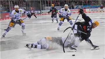 Das dritte Finale zwischen den Fischtown Pinguins und den Eisbären Berlin war 98 Minuten lang hart umkämpft.