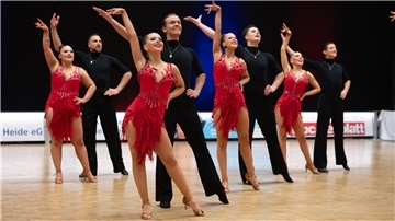 Das B-Team der TSG Bremerhaven posiert auf der Tanzfläche