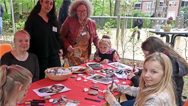 Kinder- und Jugendhaus feiert mit einem Frühlingsfest seinen 40. Geburtstag Das Foto zeigt Kinder beim Basteln.