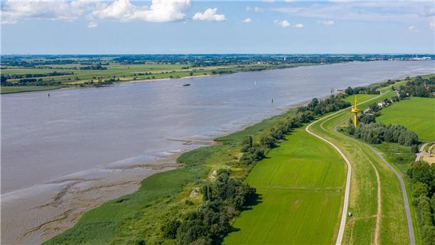 Das Drohnen-Foto zeigt die Weser zwischen Brake und Nordenham. Der BUND hatte bereits vor zehn Jahren gegen die geplante Vertiefung geklagt.