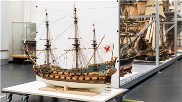 Das Modell eines Schiffs steht in einer Ausstellung des Deutschen Schifffahrtsmuseums.