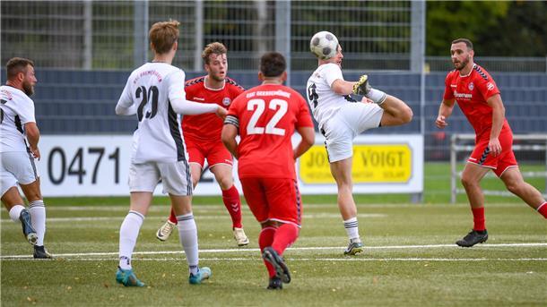 Das Duell der beiden Bremen-Ligisten ESC Geestemünde (rote Trikots) und OSC Bremerhaven ist ein Höhepunkt der Sportwoche des SV Spieka. 