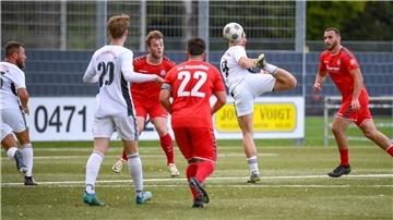 Das Duell der beiden Bremen-Ligisten ESC Geestemünde (rote Trikots) und OSC Bremerhaven ist ein Höhepunkt der Sportwoche des SV Spieka. 