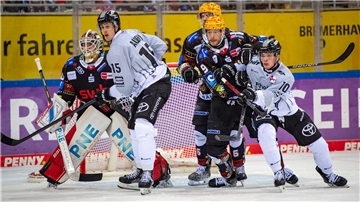 Eishockeyspieler kämpfen vor dem Tor hart um jeden Zentimeter. Die Fischtown Pinguins duellieren sich ab Sonntag mit Köln im Playoff-Viertelfinale.