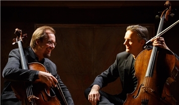 Zwei Männer mit je einem Cello