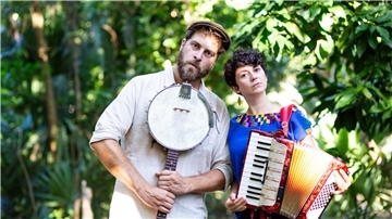 Das Duo Tante Friedl tritt beim letzten Kirchplatzkonzert des Jahres auf.